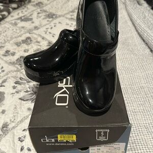 Dansko black professional patent clogs in size 8 NWT